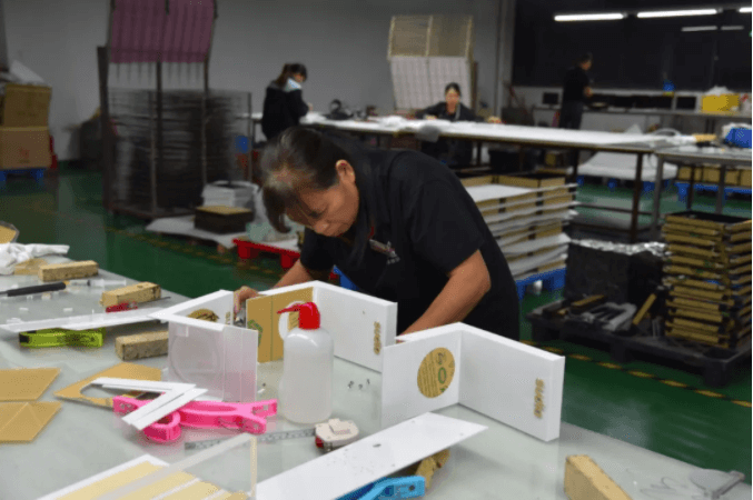 為什么定制亞克力展示架不便宜？以下都是原因