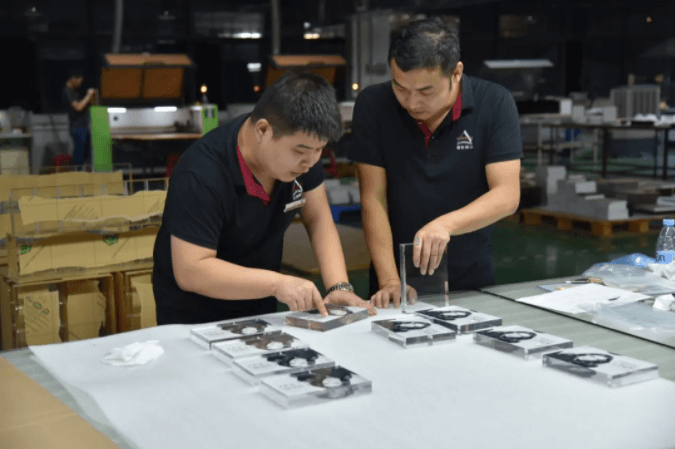 為什么定制亞克力展示架不便宜？以下都是原因